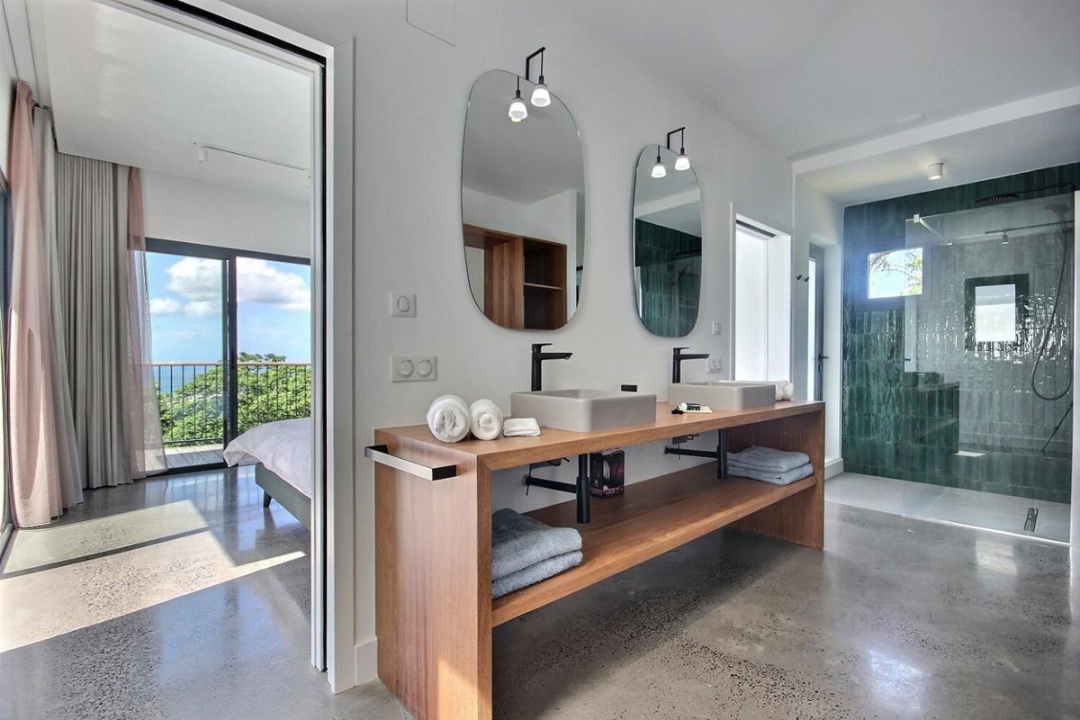 13 Location villa avec piscine centre de la Martinique Salle d'eau miroir